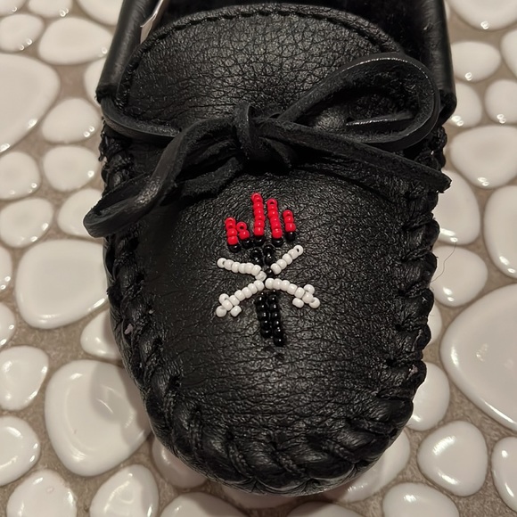 🆕 NWT Minnetonka x Opening Ceremony Beaded Torch Slipper Kids Moccasin - Picture 4 of 7